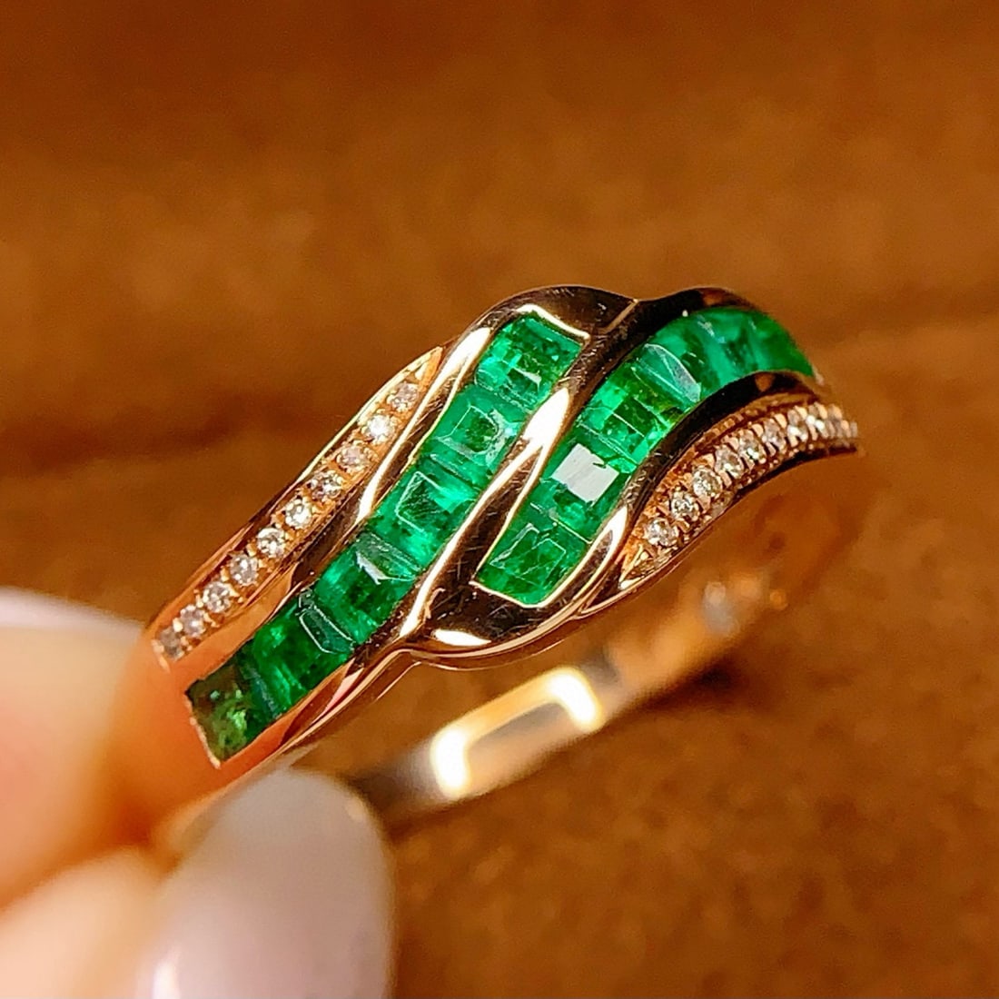 14k Gold 1 Ct Natural Emerald & Diamond Ring: Ref:231040224 // gold content:14k gold // ring size:7. 25us // // main gemstone:emerald // shape:square // carat weight:1ct // color:green // treatment:natural // // adjacent gemstone 2 : diamond //