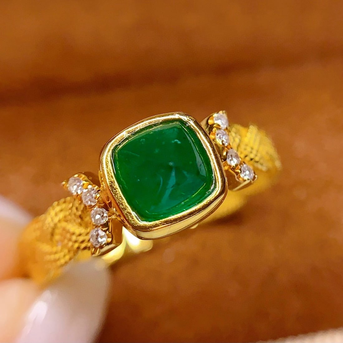 14k Gold 1 Ct Vivid Green Natural Emerald & Diamond Ring: Ref:231040227 // gold content:14k gold // ring size:7. 25us // // main gemstone:emerald // shape:suger-loaf // carat weight:1ct // color:vivid green // treatment:natural // // adjacent gemstone 2 :