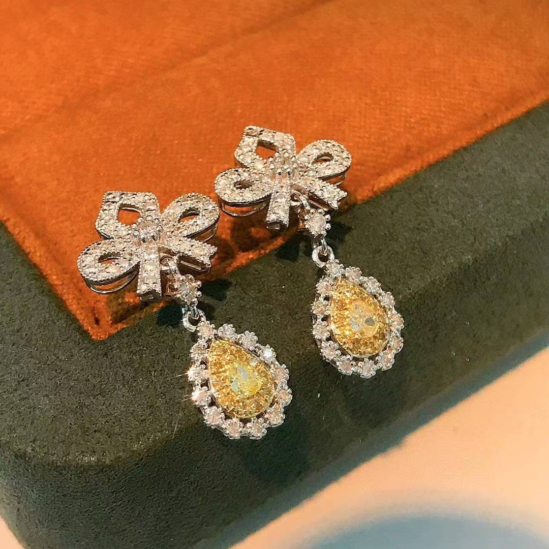 14k Gold 0.76 Ct Natural Color Diamond Earrings: Ref:231040243 // gold content:14k gold // main gemstone:diamond // shape:multiply // carat weight:0. 76ct // clarity grade:vs-si // color:color // treatment:natural // High Estimate: 6200 Condition: N