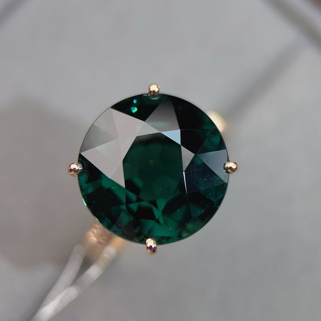 14k Gold 10.09 Ctw Natural Tourmaline & Diamond Ring: Ref:231040257 // gold content:14k gold // ring size:7. 25us // // main gemstone:tourmaline // shape:round // carat weight:10. 03ct // color:green // treatment:natural // cut grade:g // // adjacent