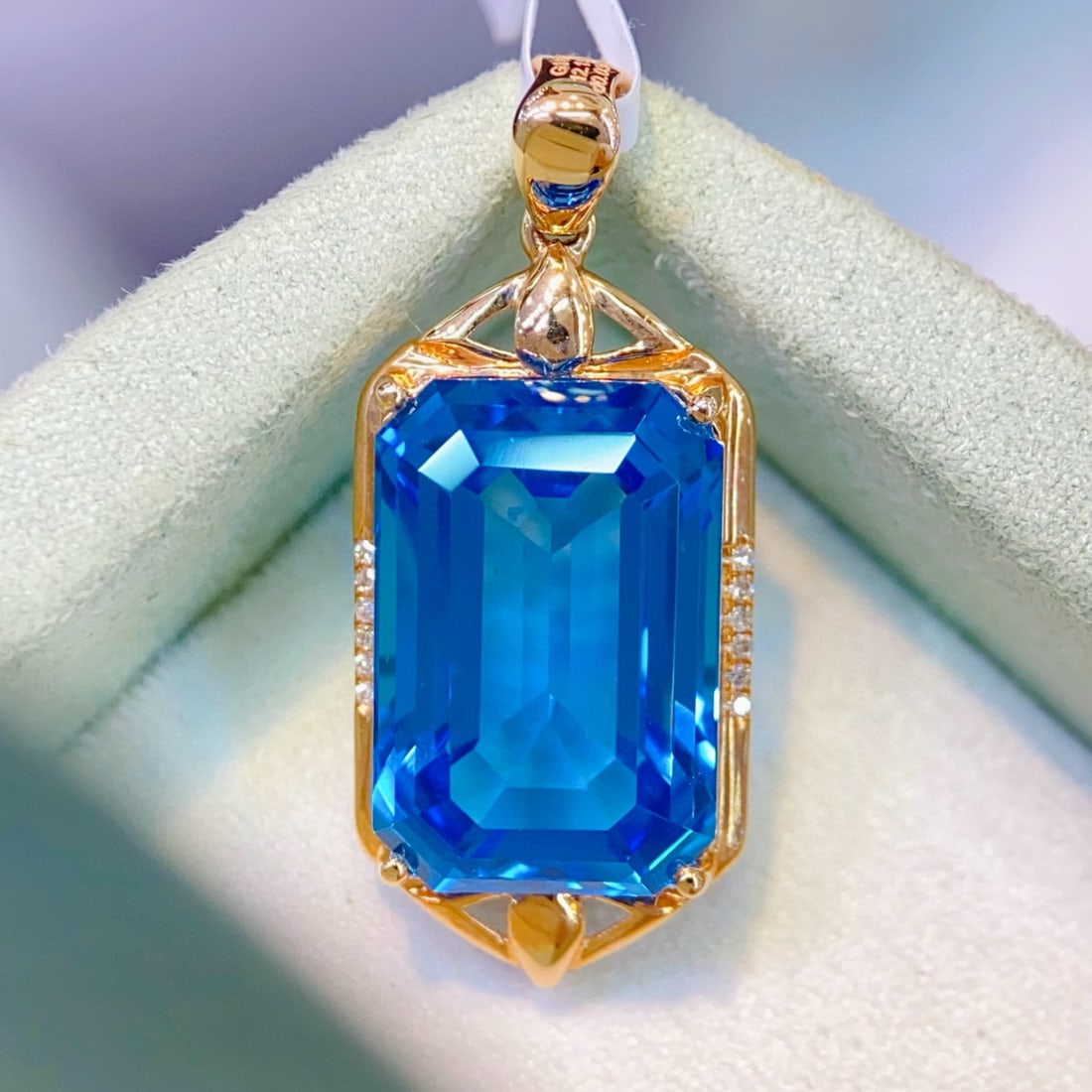 14k Gold 12.18 Ctw Natural Topaz & Diamond Pendant( Without Chain ): Ref:231040261 // gold content:14k gold // main gemstone:topaz // shape:octagonal // carat weight:12. 15ct // color:blue // treatment:natural // // adjacent gemstone 2 : diamond // number of stones:12