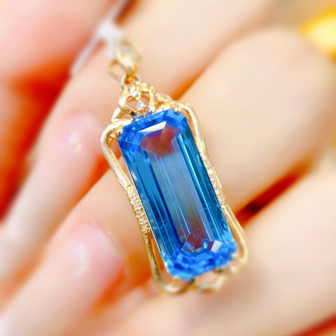 14k Gold 11.78 Ctw Natural Topaz & Diamond Pendant( Without Chain ): Ref:231040262 // gold content:14k gold // main gemstone:topaz // shape:octagonal // carat weight:11. 75ct // color:blue // treatment:natural // // adjacent gemstone 2 : diamond // number of stones:12