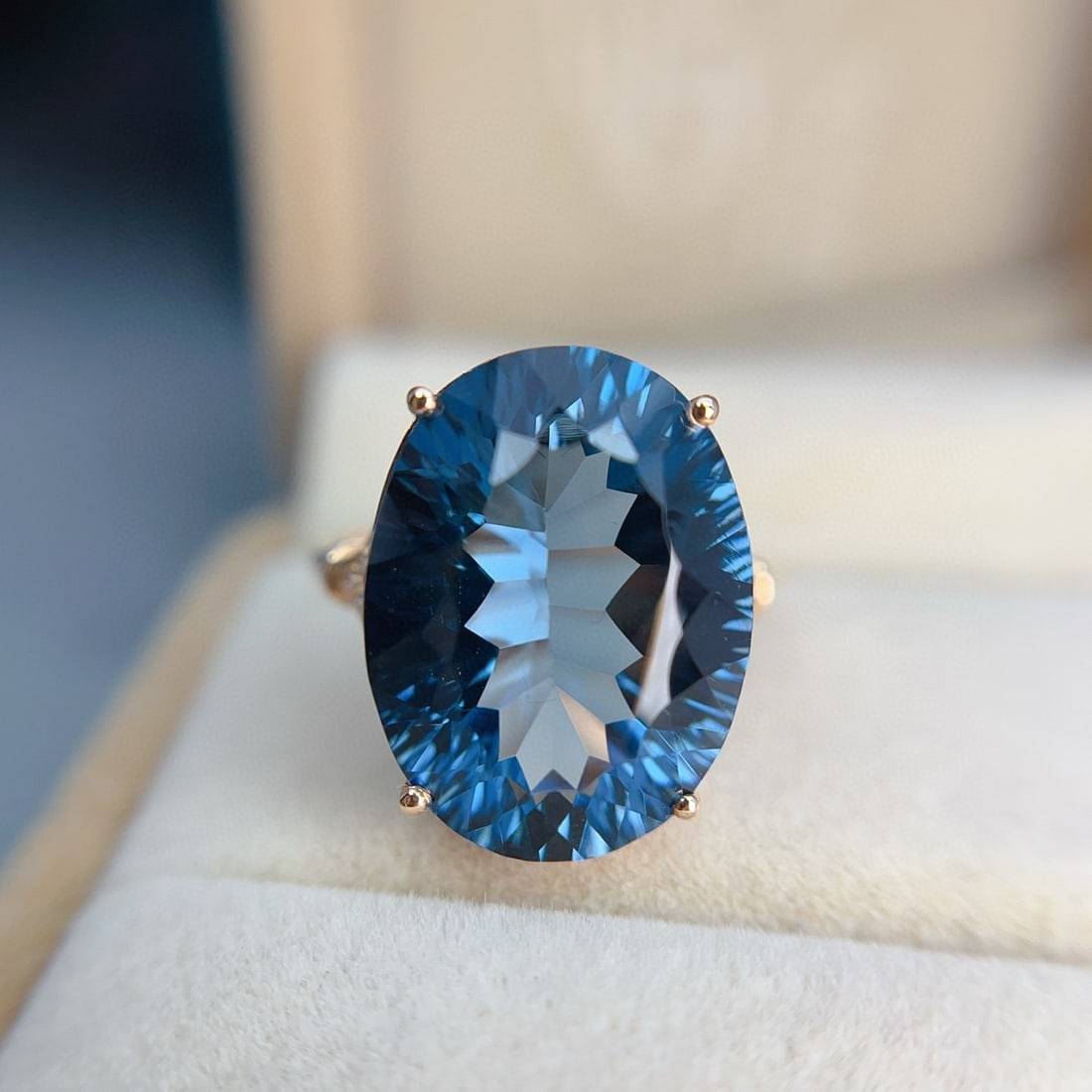 14k Gold 12.20 Ct Natural Topaz & Diamond Ring: Ref:231040263 // gold content:14k gold // ring size:7. 25us // // main gemstone:topaz // shape:oval // carat weight:12. 20ct // color:blue // treatment:natural // // adjacent gemstone 2 : diamond //