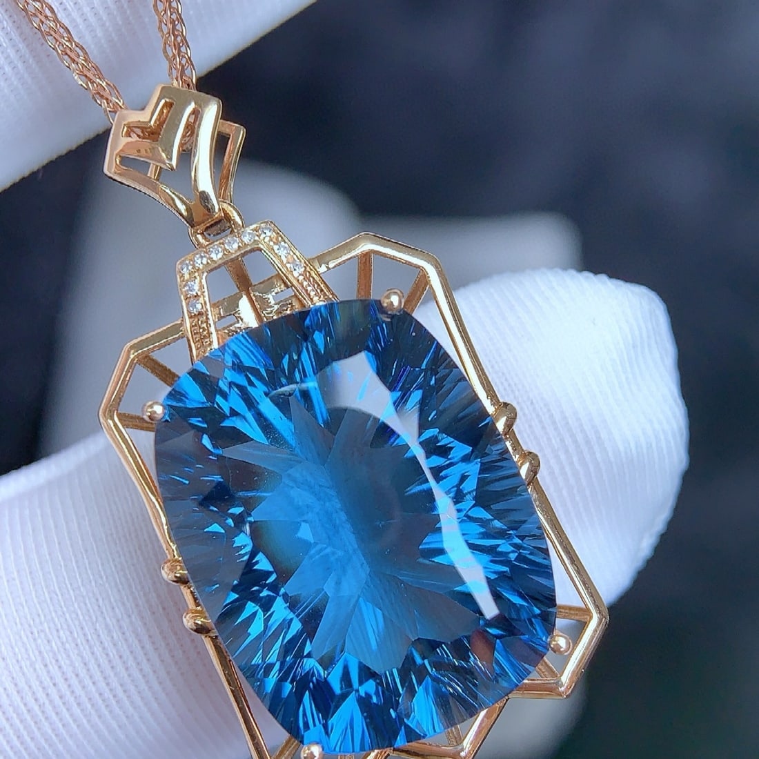 14k Gold 27.65 Ct Natural Topaz & Diamond Pendant( Without Chain ): Ref:231040264 // gold content:14k gold // main gemstone:topaz // shape:cushion // carat weight:27. 65ct // color:blue // treatment:natural // // adjacent gemstone 2 : diamond // shape:round //