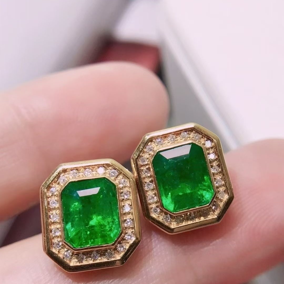 14k Gold 2.68 Ctw Vivid Green Natural Emerald & Diamond Earrings: Ref:231040268 // gold content:14k gold // main gemstone:emerald // shape:octagonal // carat weight:2. 4ct // color:vivid green // treatment:natural // // adjacent gemstone 2 : diamond // shape:round /