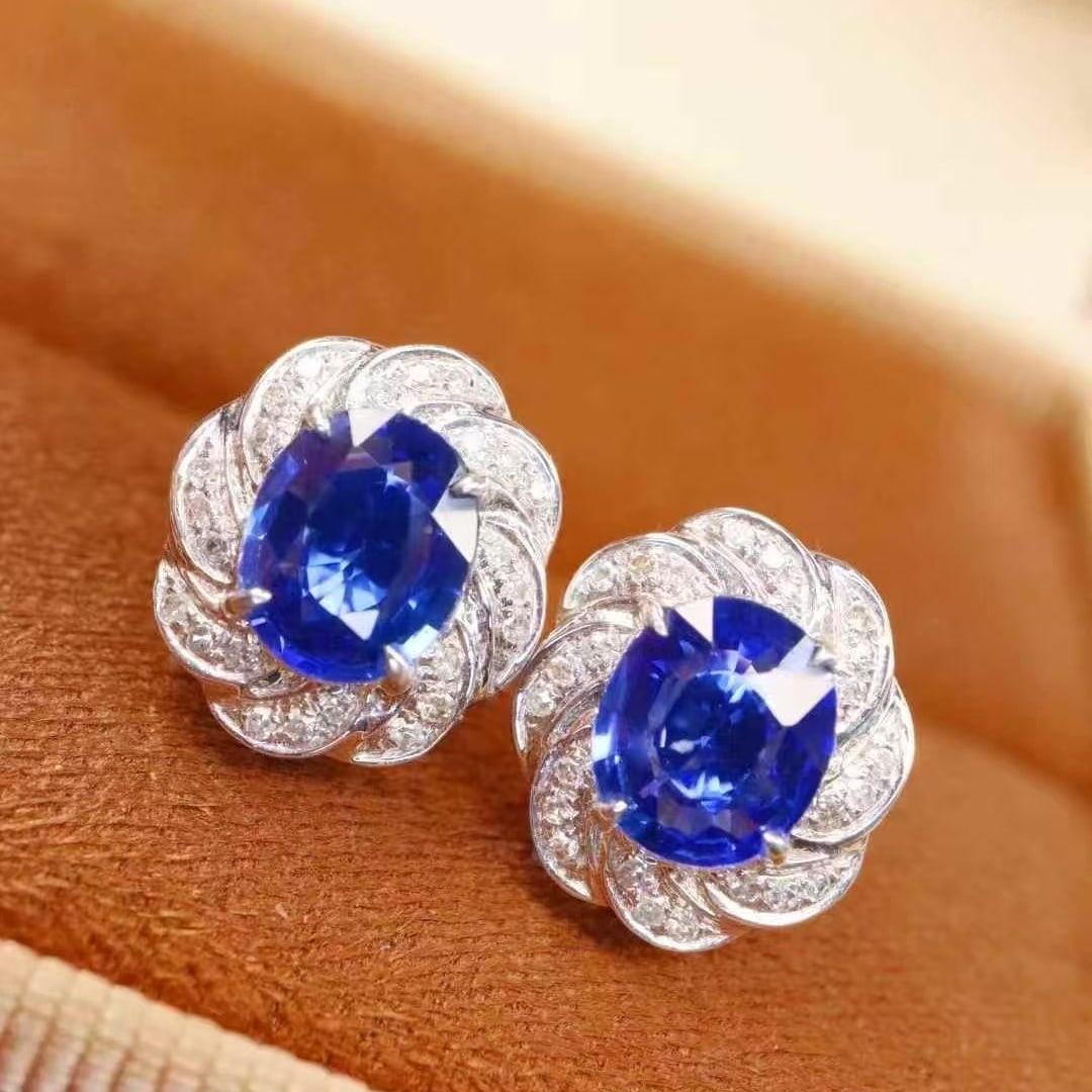 14k Gold 1.60 Ctw Natural Sapphire & Diamond Earrings: Ref:231040274 // gold content:14k gold // main gemstone:sapphire // shape:oval // carat weight:1. 46ct // color:royal blue // treatment:natural // // adjacent gemstone 2 : diamond // shape:round //