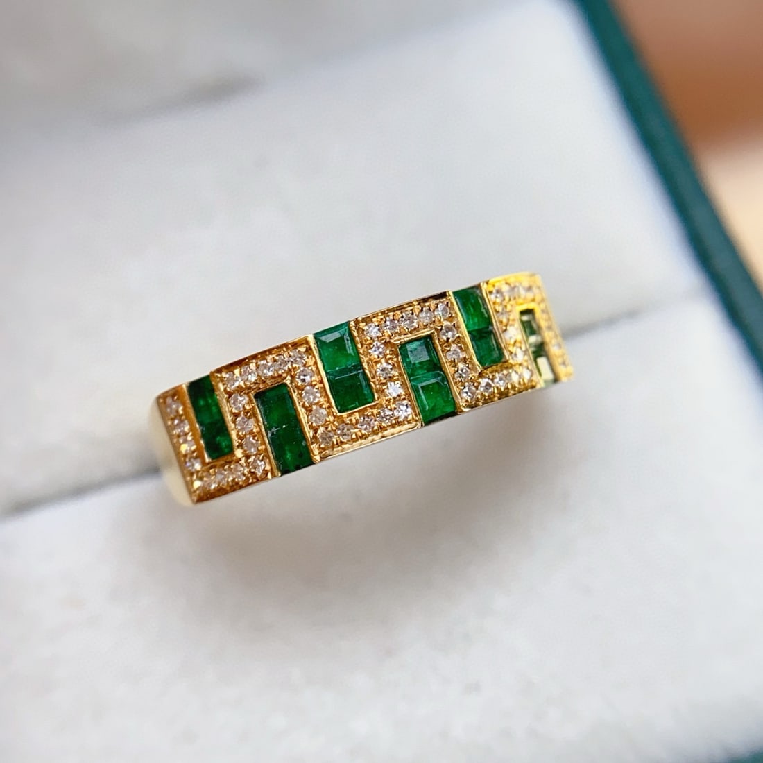 14k Gold 0.80 Ct Vivid Green Natural Emerald & Diamond Ring: Ref:231040276 // gold content:14k gold // ring size:7. 25us // // main gemstone:emerald // shape:square // carat weight:0. 80ct // color:vivid green // treatment:natural // // adjacent gemstone 2 :