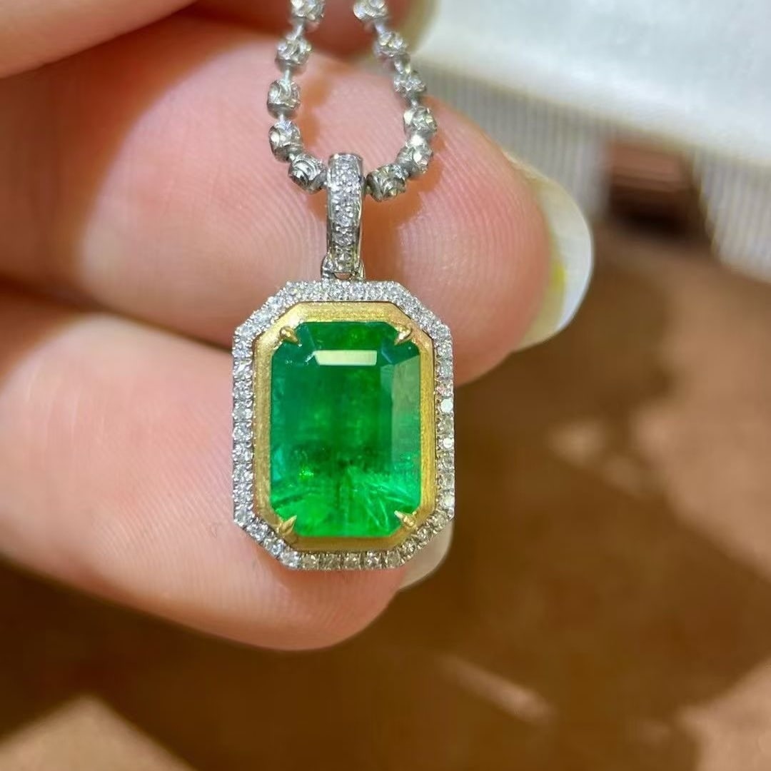 14k Gold 2.65 Ctw Vivid Green Natural Emerald & Diamond Pendant( Without Chain ): Ref:231040280 // gold content:14k gold // main gemstone:emerald // shape:octagonal // carat weight:2. 5ct // color:vivid green // treatment:natural // // adjacent gemstone 2 : diamond // shape:round /