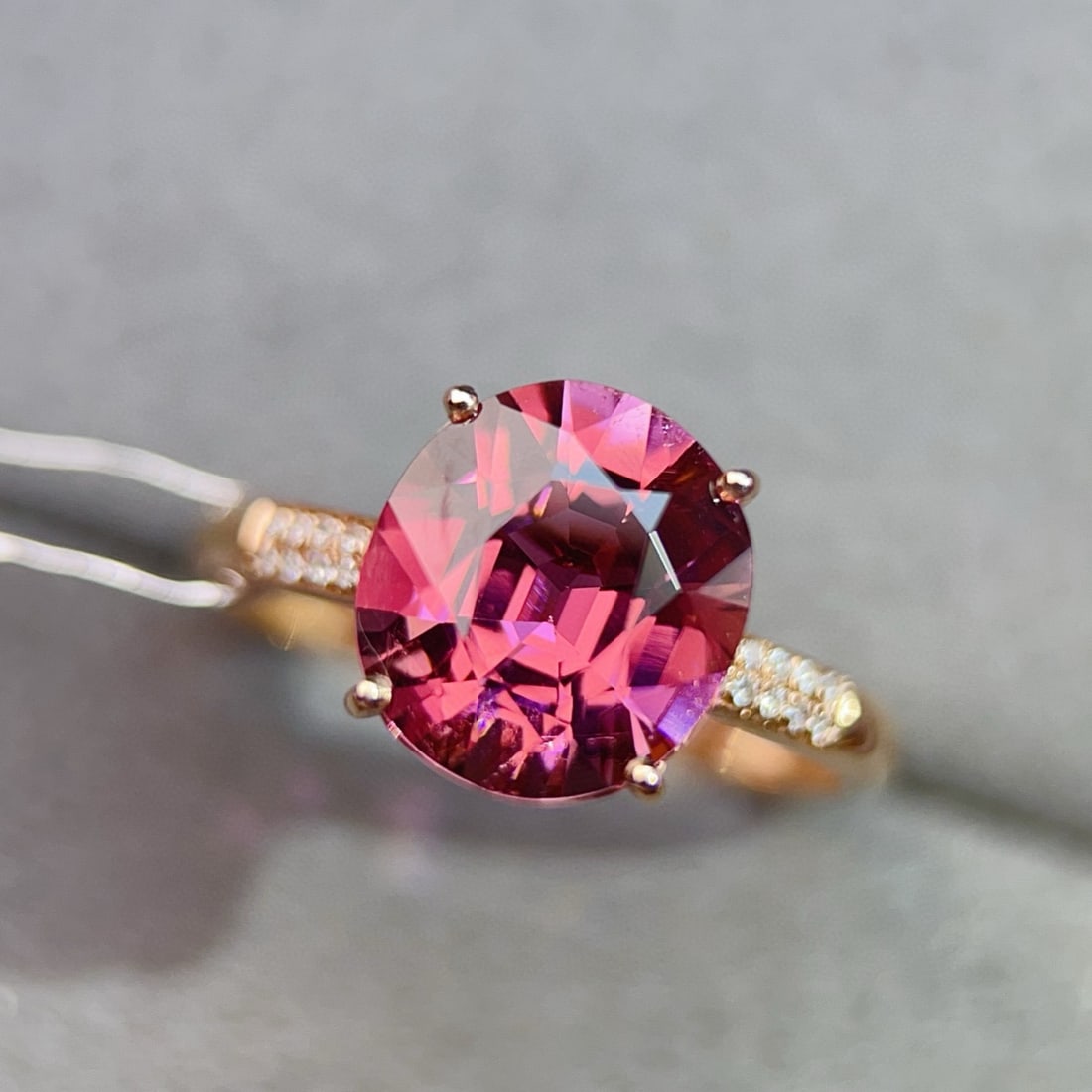 14k Gold 3.02 Ctw Natural Tourmaline & Diamond Ring: Ref:231040289 // gold content:14k gold // ring size:7. 25us // // main gemstone:tourmaline // shape:oval // carat weight:2. 96ct // color:pink // treatment:natural // // adjacent gemstone 2 : diamond 