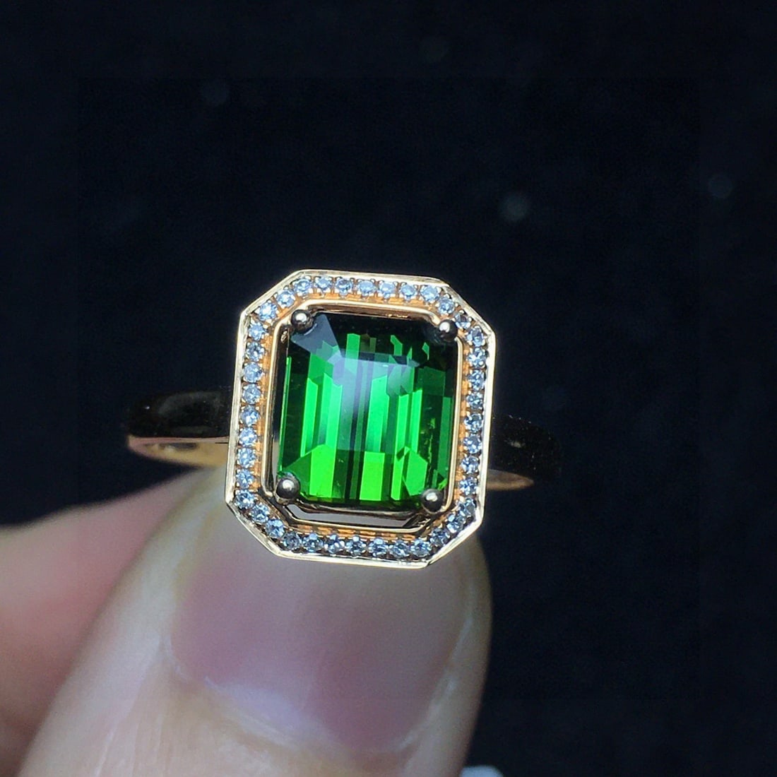 14k Gold 1.88 Ct Natural Tourmaline & Diamond Ring: Ref:231040290 // gold content:14k gold // ring size:7. 25us // // main gemstone:tourmaline // shape:octagonal // carat weight:1. 88ct // color:green // treatment:natural // // adjacent gemstone 2 :