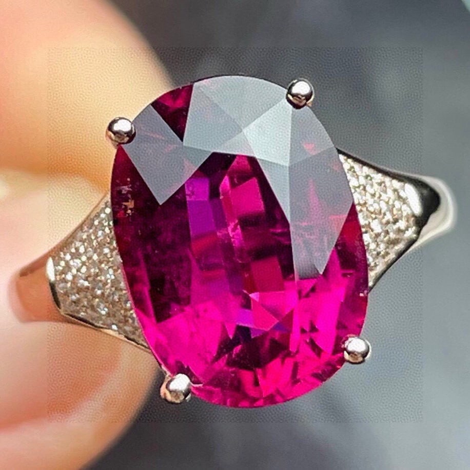 14k Gold 6.64 Ct Natural Tourmaline & Diamond Ring: Ref:231040292 // gold content:14k gold // ring size:7. 25us // // main gemstone:tourmaline // shape:oval // carat weight:6. 64ct // color:red // treatment:natural // // adjacent gemstone 2 : diamond /
