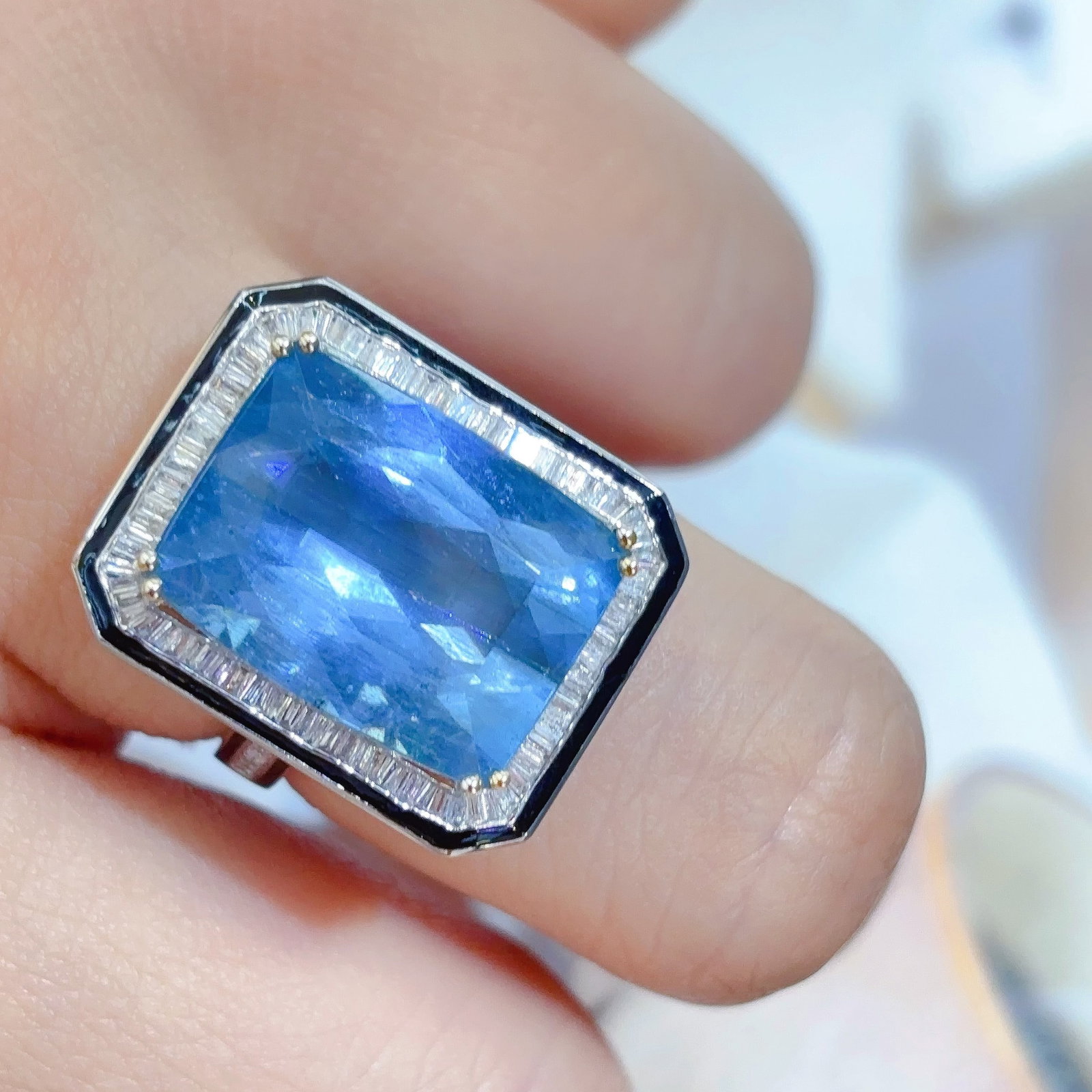 14k Gold 10.68 Ct Natural Aquamarine & Diamond Ring: Ref:231040293 // gold content:14k gold // ring size:7. 25us // // main gemstone:aquamarine // shape:cushion // carat weight:10. 68ct // color:santa maria color // treatment:natural // // adjacent gems