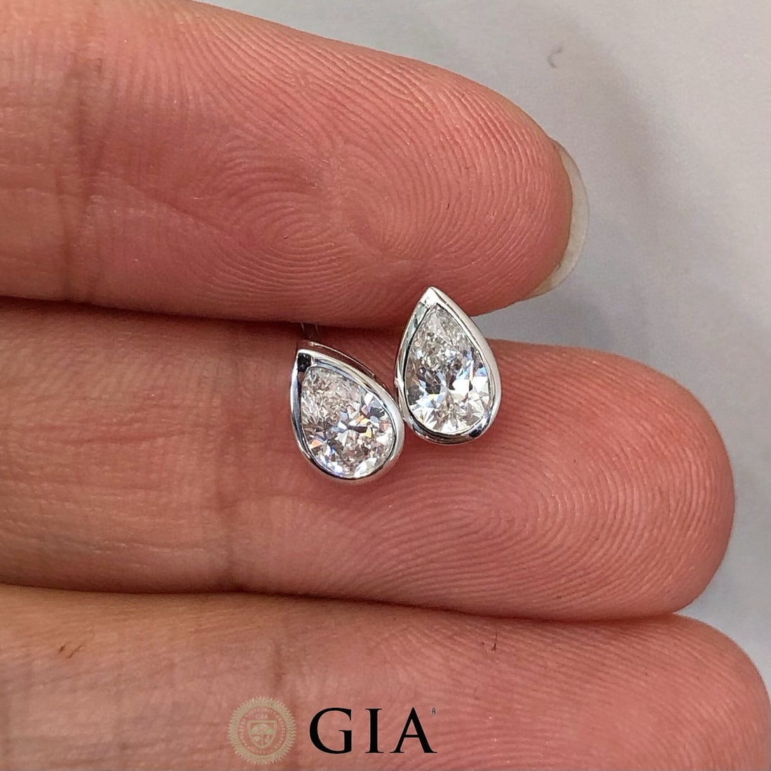 Gia Certified 14k Gold 0.61 Ct Natural E Vs2/vvs2 Pear Diamond Earrings: Ref:231040301 // gold content:14k gold // main gemstone:diamond // certified:gia // shape:pear // carat weight:0. 61ct // clarity grade:vs2/vvs2 // color:e // treatment:natural // Condition: New Low