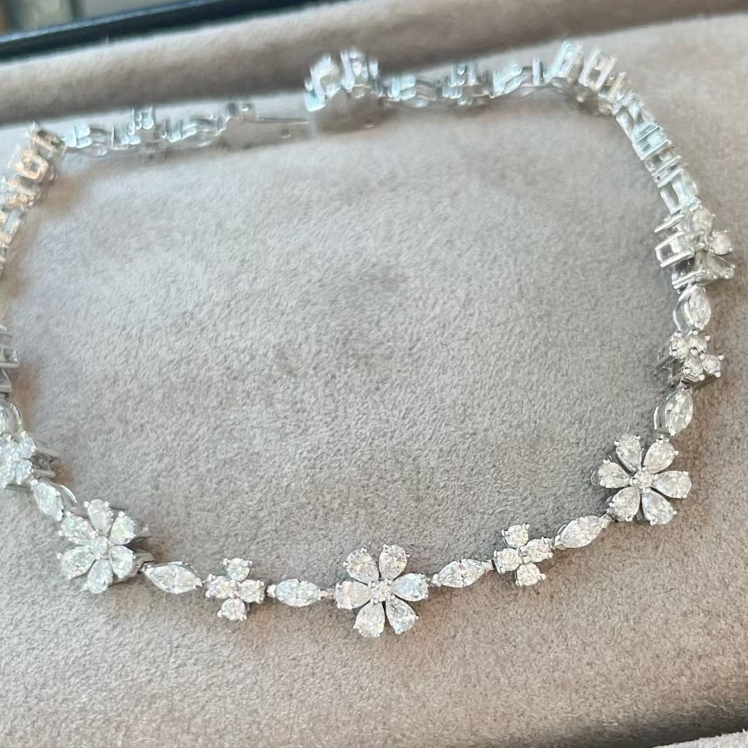 14k Gold 3.17 Ct Lab Grown Diamond Bracelet: Ref:231040303 // gold content:14k gold // main gemstone:lab grown diamond // shape:multiply // carat weight:3. 17ct // clarity grade:vs-si // color:h // Condition: New Low Estimate: 12000 High