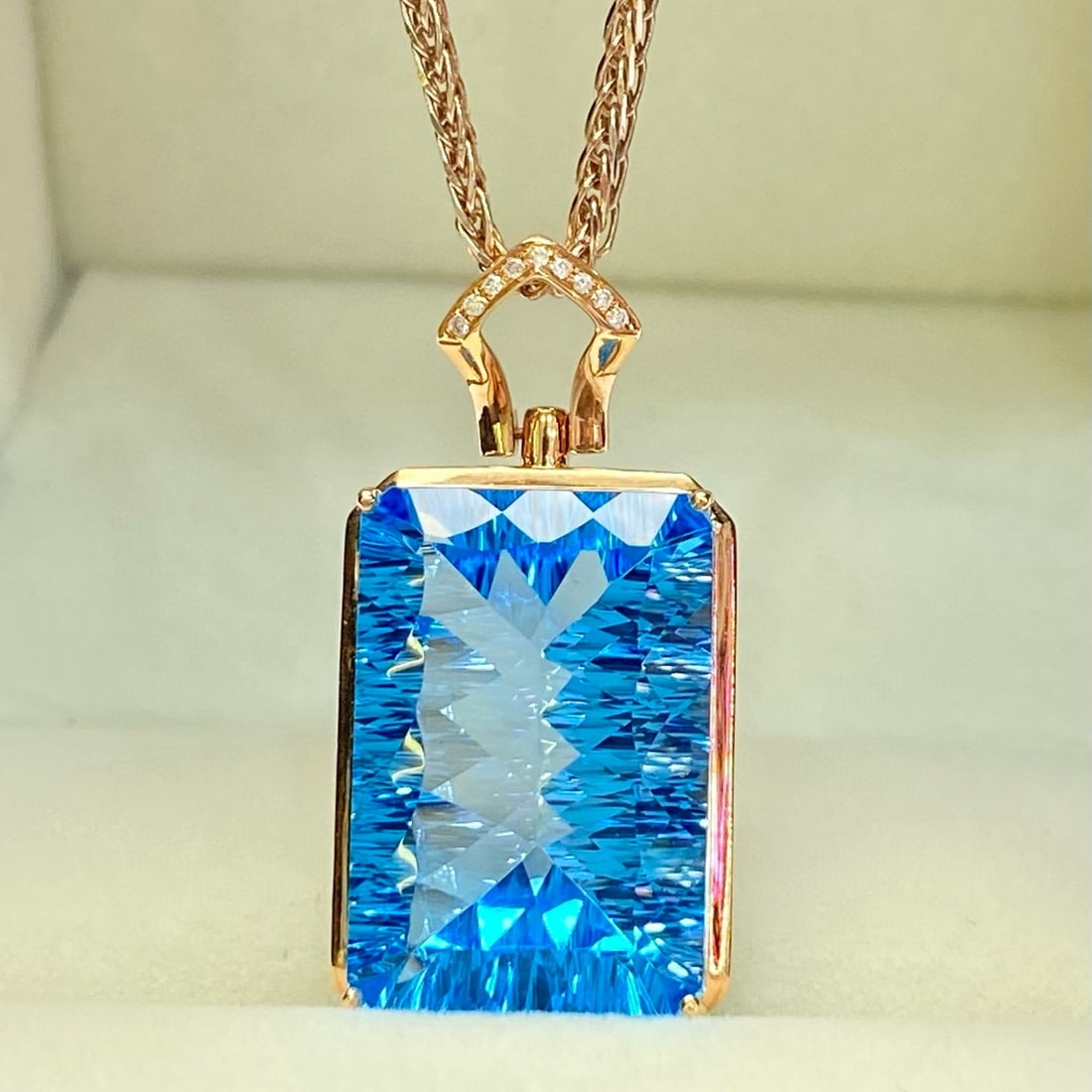 14k Gold 14.1 Ct Natural Topaz & Diamond Pendant( Without Chain ): Ref:231040324 // gold content:14k gold // main gemstone:topaz // shape:octagonal // carat weight:14. 1ct // color:blue // treatment:natural // // adjacent gemstone 2 : diamond // number of stones:9