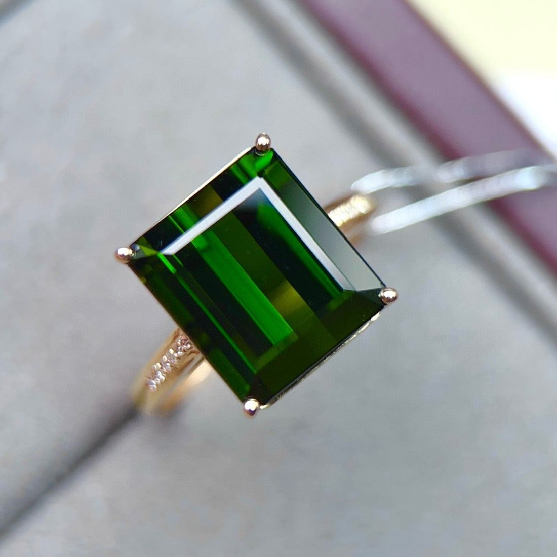 14k Gold 7.69 Ctw Natural Tourmaline & Diamond Ring: Ref:231040332 // gold content:14k gold // ring size:7. 25us // // main gemstone:tourmaline // shape:octagonal // carat weight:7. 65ct // color:green // treatment:natural // // adjacent gemstone 2 : di