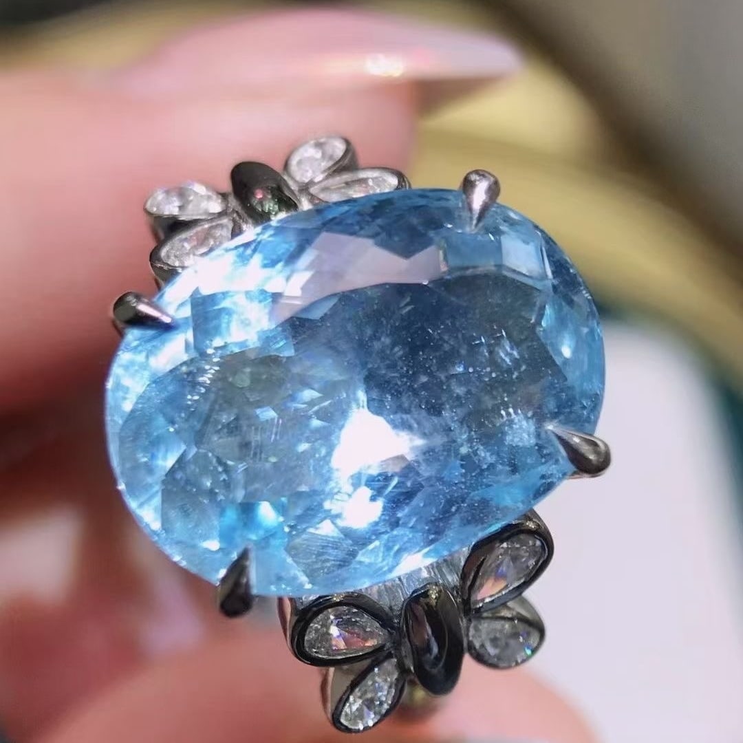 14k Gold 6.49 Ctw Natural Aquamarine & Diamond Ring: Ref:231040339 // gold content:14k gold // ring size:7. 25us // // main gemstone:aquamarine // shape:oval // carat weight:6. 1ct // color:santa maria color // treatment:natural // // adjacent gemstone