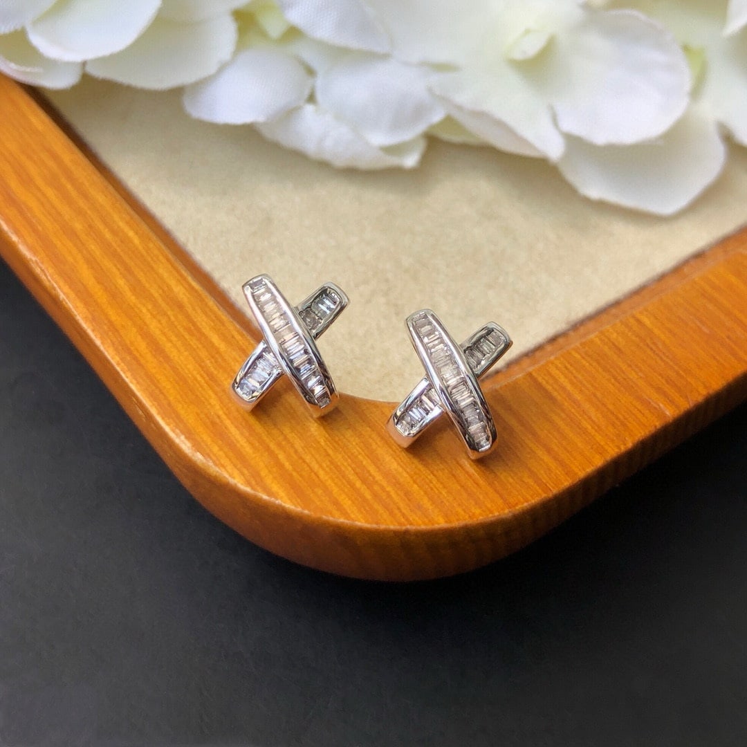 14k Gold 0.20 Ct Natural H Diamond Earrings: Ref:231040354 // gold content:14k gold // main gemstone:diamond // shape:baguette // carat weight:0. 20ct // clarity grade:vs-si // color:h // treatment:natural // Condition: New High Estimate: 2500