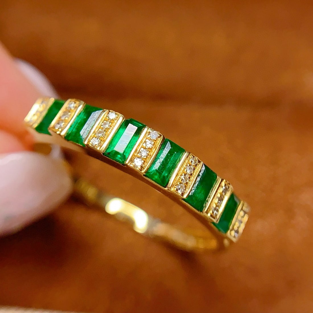 14k Gold 0.65 Ct Vivid Green Natural Emerald & Diamond Ring: Ref:231040361 // gold content:14k gold // ring size:7. 25us // // main gemstone:emerald // shape:rectangle // carat weight:0. 65ct // color:vivid green // treatment:natural // // adjacent gemstone 2