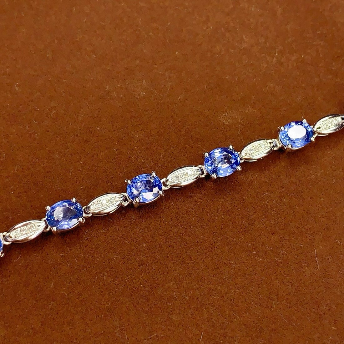 14k Gold 2.86 Ct Natural Sapphire & Diamond Bracelet: Ref:231040368 // gold content:14k gold // main gemstone:sapphire // shape:oval // carat weight:2. 86ct // color:blue // treatment:natural // // adjacent gemstone 2 : diamond // number of stones:21 //