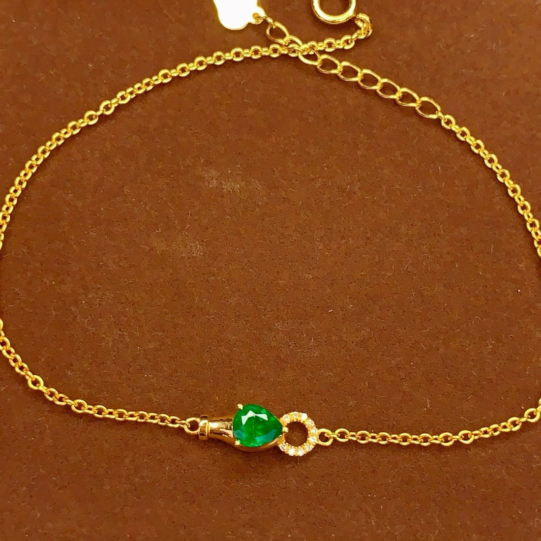 14k Gold 0.45 Ct Vivid Green Natural Emerald & Diamond Bracelet: Ref:231040370 // gold content:14k gold // main gemstone:emerald // shape:pear // carat weight:0. 45ct // color:vivid green // treatment:natural // // adjacent gemstone 2 : diamond // number of
