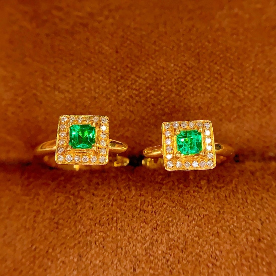 14k Gold 0.6 Ct Vivid Green Natural Emerald & Diamond Earrings: Ref:231040371 // gold content:14k gold // main gemstone:emerald // shape:octagonal // carat weight:0. 6ct // color:vivid green // treatment:natural // // adjacent gemstone 2 : diamond // number of sto