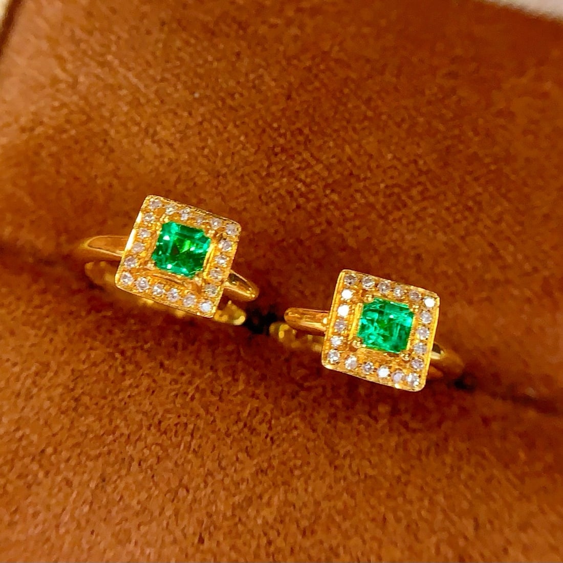 14k Gold 0.6 Ct Vivid Green Natural Emerald & Diamond Earrings - 3
