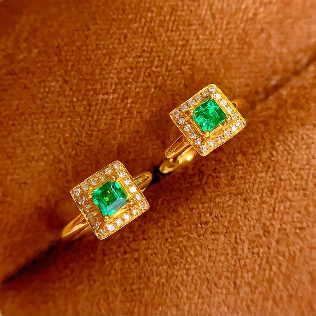 14k Gold 0.6 Ct Vivid Green Natural Emerald & Diamond Earrings - 5