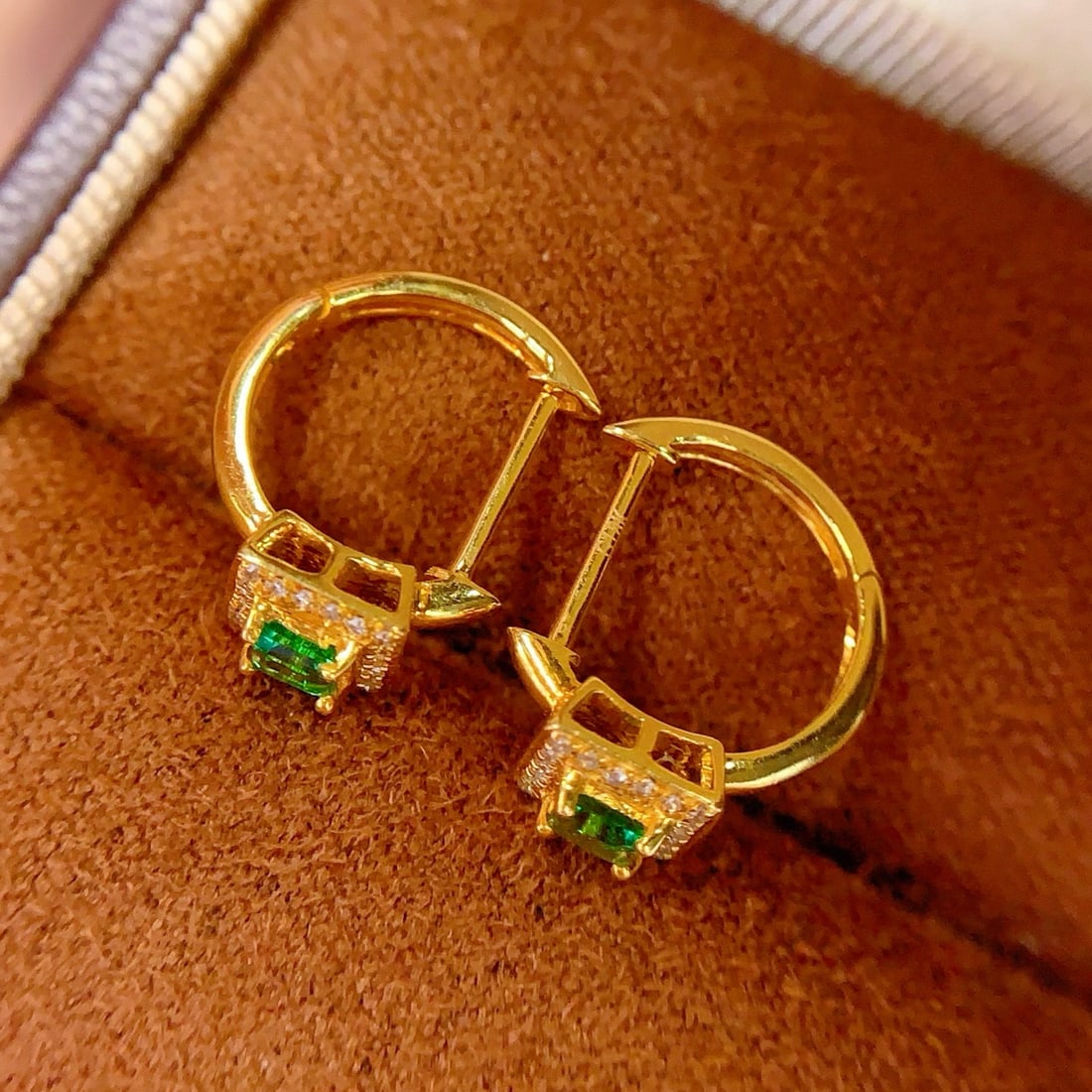 14k Gold 0.6 Ct Vivid Green Natural Emerald & Diamond Earrings - 6