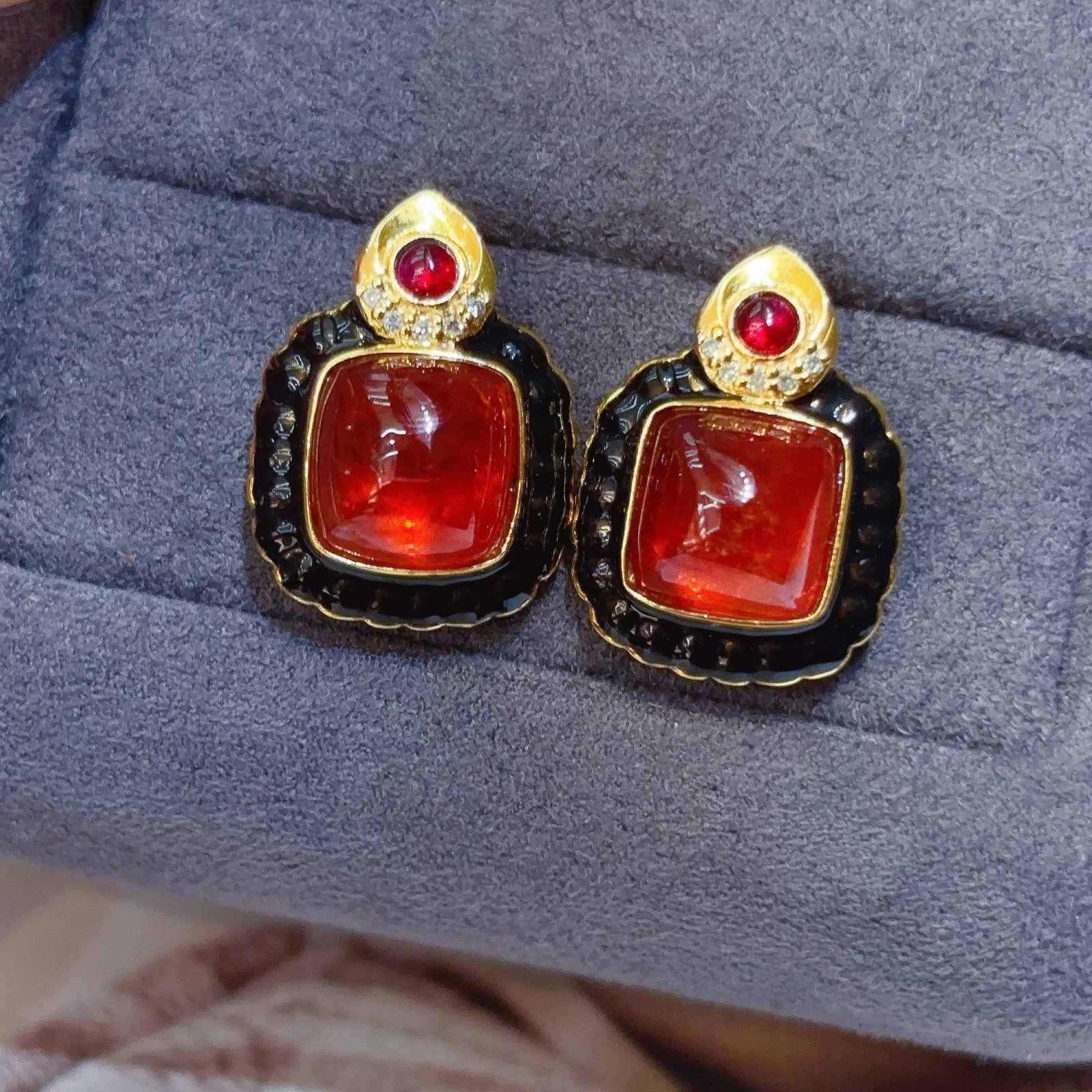 14k Gold 6.5 Ct Natural Spessartine & Diamond Earrings: Ref:231040381 // gold content:14k gold // main gemstone:spessartine // shape:suger-loaf // carat weight:6. 5ct // clarity grade:vs2 // color:orange // treatment:natural // // adjacent gemstone 2 : dia