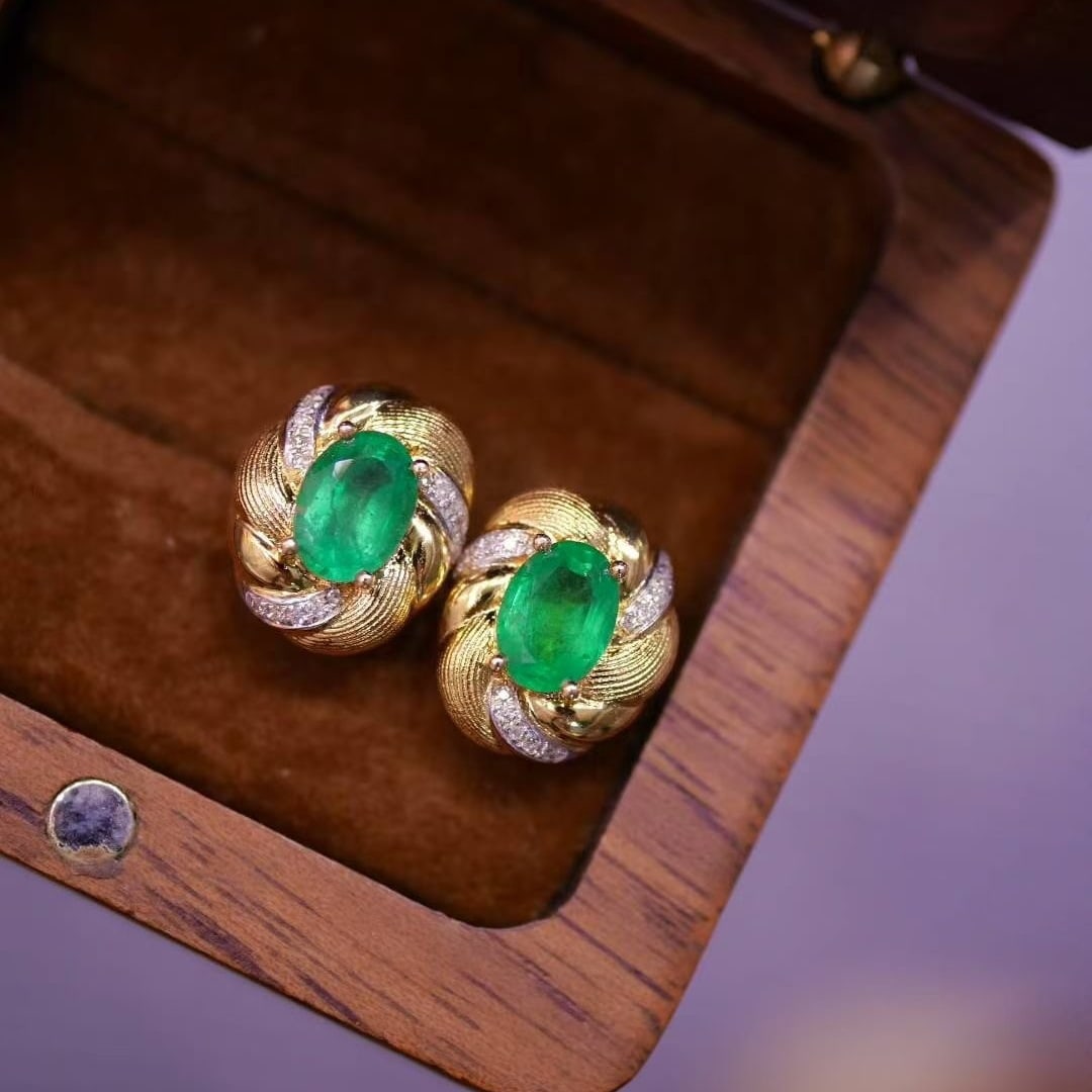 14k Gold 1.5 Ct Vivid Green Natural Emerald & Diamond Earrings: Ref:231040389 // gold content:14k gold // main gemstone:emerald // shape:oval // carat weight:1. 5ct // color:vivid green // treatment:natural // // adjacent gemstone 2 : diamond // shape:round //