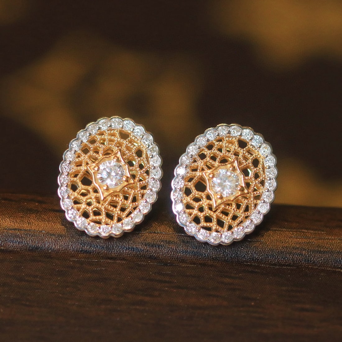 14k Gold 0.45 Ct Natural H Diamond Earrings: Ref:231040411 // gold content:14k gold // main gemstone:diamond // shape:round // carat weight:0. 45ct // clarity grade:vs-si // color:h // treatment:natural // cut grade:g // Low Estimate: 2600
