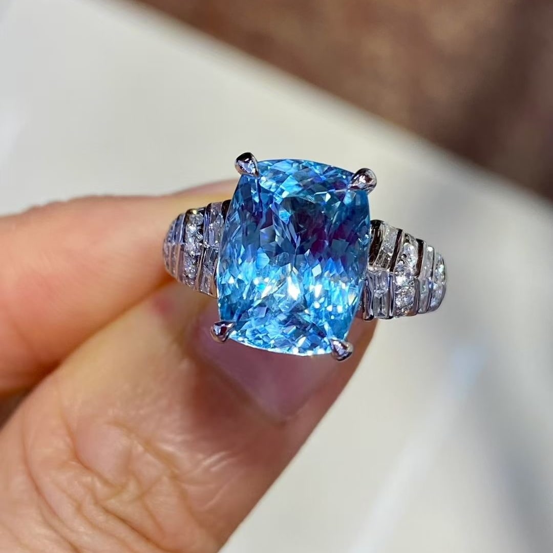 14k Gold 6.35 Ctw Natural Aquamarine & Diamond Ring: Ref:231040418 // gold content:14k gold // ring size:7. 25us // // main gemstone:aquamarine // shape:cushion // carat weight:5. 68ct // color:santa maria color // treatment:natural // // adjacent gemst