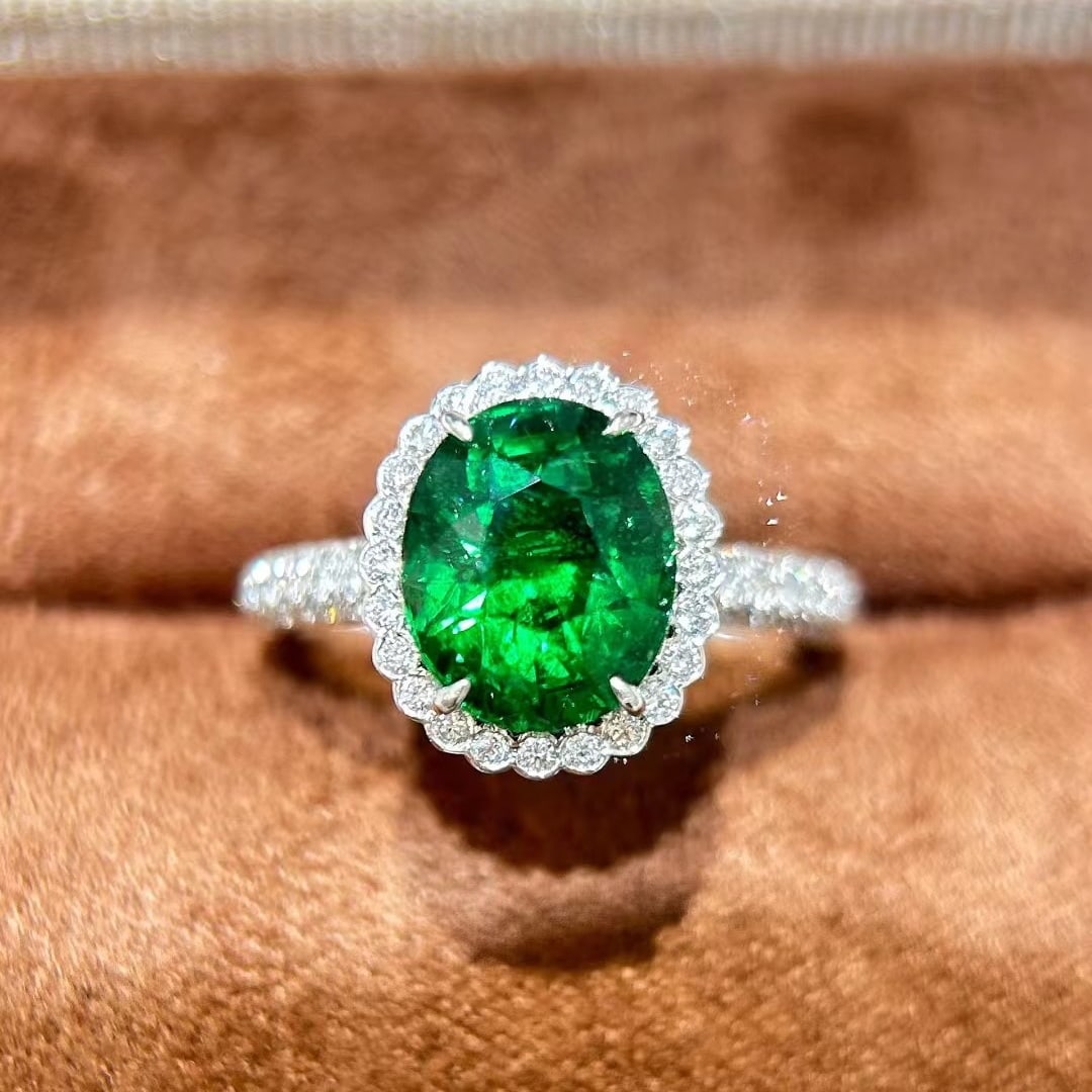 14k Gold 5.12 Ctw Vivid Green Natural Tsavorite & Diamond Ring: Ref:231040423 // gold content:14k gold // ring size:7. 25us // // main gemstone:tsavorite // shape:oval // carat weight:4. 5ct // color:vivid green // treatment:natural // // adjacent gemstone 2 :