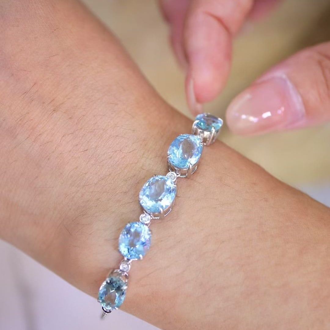 14k Gold 8.6 Ct Natural Aquamarine & Diamond Bracelet: Ref:231040425 // gold content:14k gold // main gemstone:aquamarine // shape:oval // carat weight:8. 6ct // color:blue // treatment:natural // // adjacent gemstone 2 : diamond // shape:round //