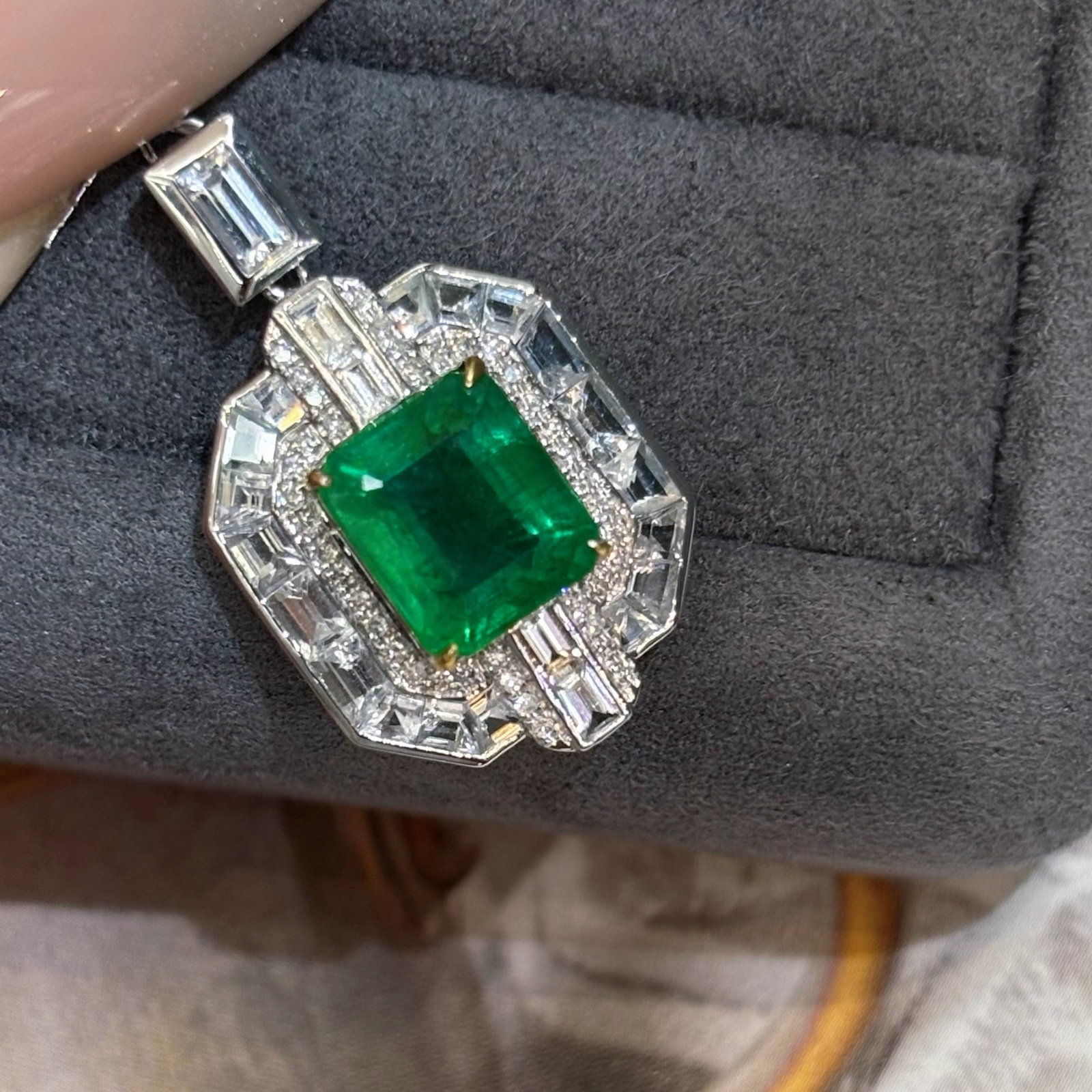 14k Gold 2.7 Ct Vivid Green Natural Emerald & Diamond & Sapphire Pendant( Without Chain ): Ref:231040432 // gold content:14k gold // main gemstone:emerald // shape:octagonal // carat weight:2. 7ct // color:vivid green // treatment:natural // // adjacent gemstone 2 : diamond // shape:round