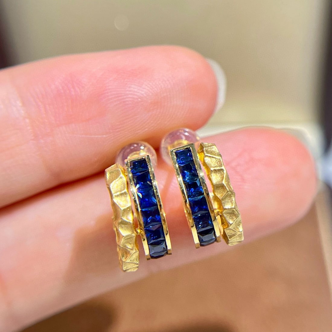 14k Gold 2.51 Ct Natural Sapphire Earrings: Ref:231040435 // gold content:14k gold // main gemstone:sapphire // shape:princess // carat weight:2. 51ct // color:blue // treatment:natural // Low Estimate: 3200 Condition: New High Estimate: 4900