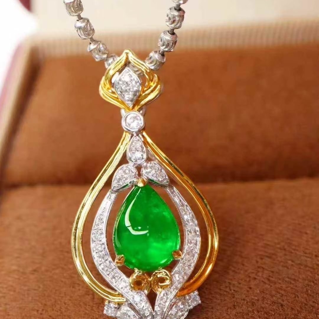 14k Gold 1.10 Ctw Vivid Green Natural Emerald & Diamond Pendant( Without Chain ): Ref:231040439 // gold content:14k gold // main gemstone:emerald // shape:pear // carat weight:1ct // color:vivid green // treatment:natural // // adjacent gemstone 2 : diamond // shape:round // carat