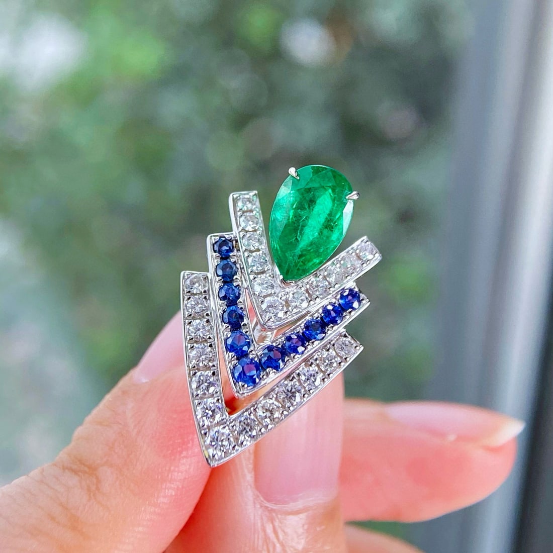 14k Gold 2.27 Ctw Natural Emerald & Diamond Ring: Ref:231040446 // gold content:14k gold // ring size:7. 25us // // main gemstone:emerald // shape:pear // carat weight:1. 71ct // color:green // treatment:natural // // adjacent gemstone 2 : diamond