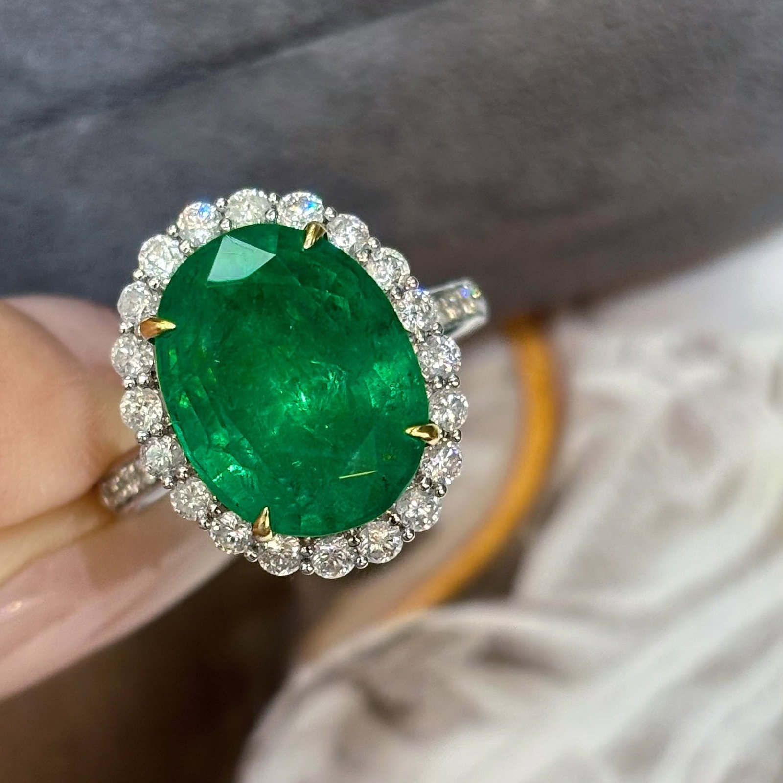 14k Gold 6.38 Ct Vivid Green Natural Emerald & Diamond Ring/pendant( Without Chain ): Ref:231040447 // gold content:14k gold // ring size:7. 25us // // main gemstone:emerald // shape:oval // carat weight:6. 38ct // color:vivid green // treatment:natural // // adjacent gemstone 2 :