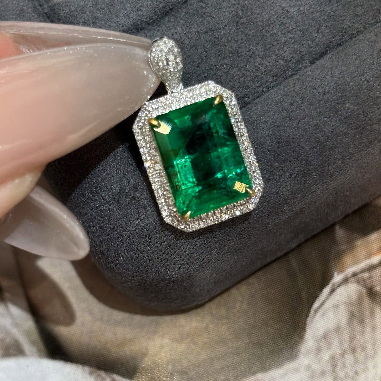 14k Gold 4.11 Ct Vivid Green Natural Emerald & Diamond Pendant( Without Chain ): Ref:231040449 // gold content:14k gold // main gemstone:emerald // shape:oval // carat weight:4. 11ct // color:vivid green // treatment:natural // // adjacent gemstone 2 : diamond // shape:round //