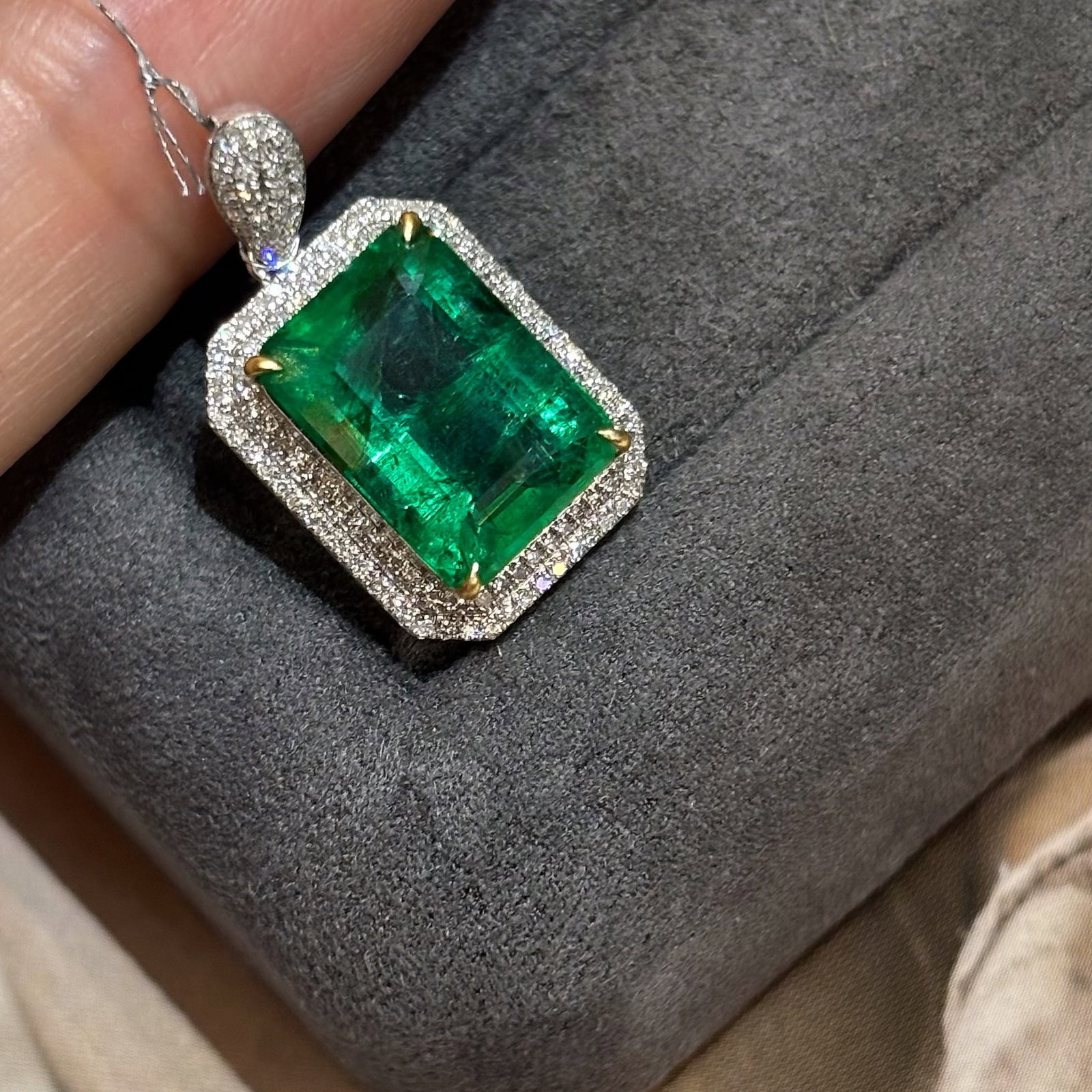 14k Gold 4.11 Ct Vivid Green Natural Emerald & Diamond Pendant( Without Chain ) - 4