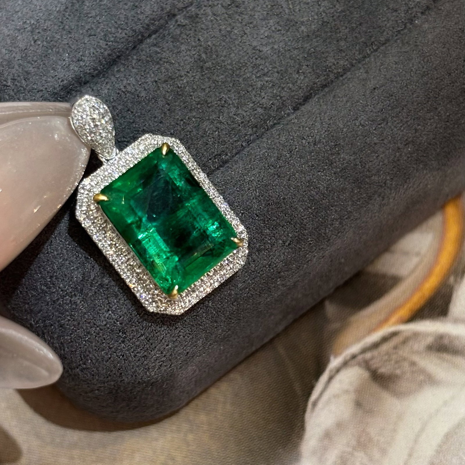 14k Gold 4.11 Ct Vivid Green Natural Emerald & Diamond Pendant( Without Chain ) - 6