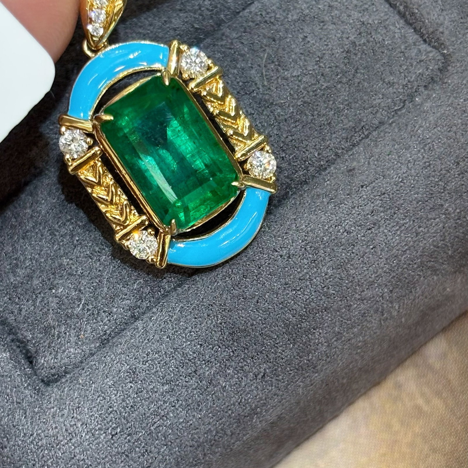 14k Gold 3.59 Ct Vivid Green Natural Emerald & Diamond Pendant( Without Chain ): Ref:231040450 // gold content:14k gold // main gemstone:emerald // shape:octagonal // carat weight:3. 59ct // color:vivid green // treatment:natural // // adjacent gemstone 2 : diamond // shape:round