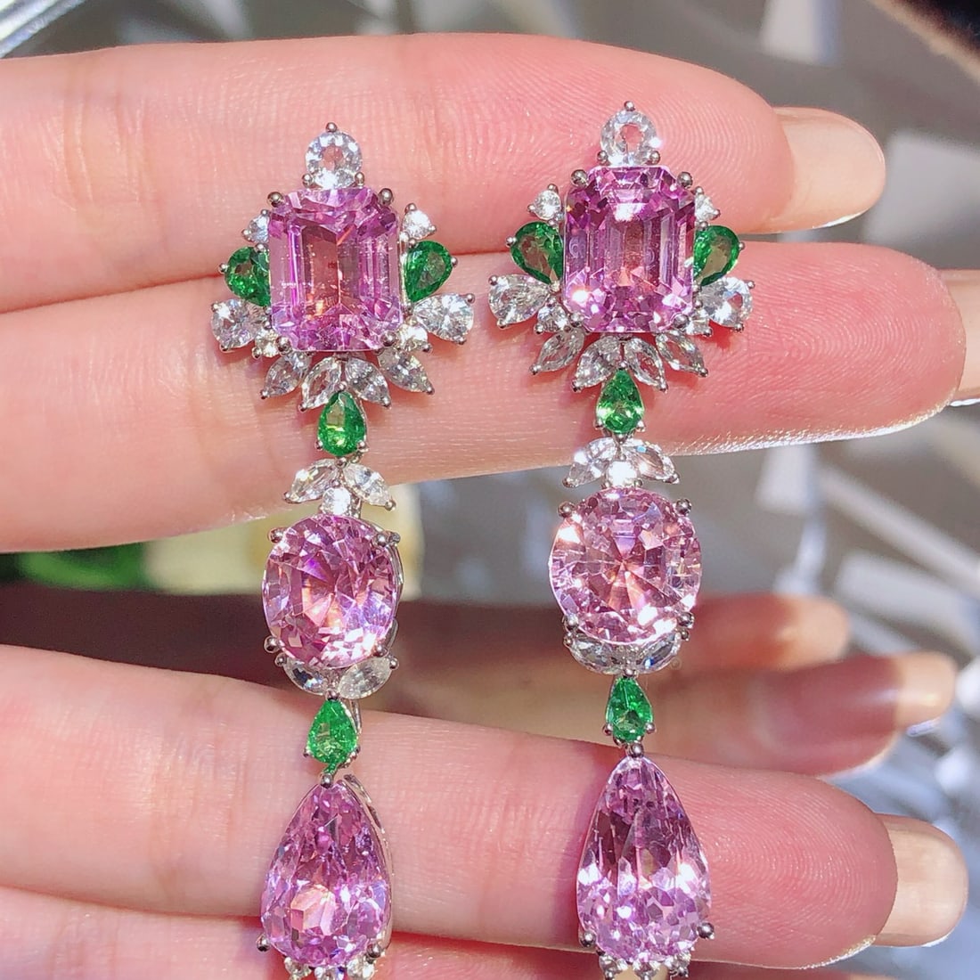 14k Gold 35.37 Ctw Natural Kunzite & Sapphire & Tsavorite Earrings: Ref:231043051 // gold content:14k gold // main gemstone:kunzite // shape:multiply // carat weight:30. 72ct // color:purple // treatment:natural // // adjacent gemstone 2 : sapphire & tsavorite //