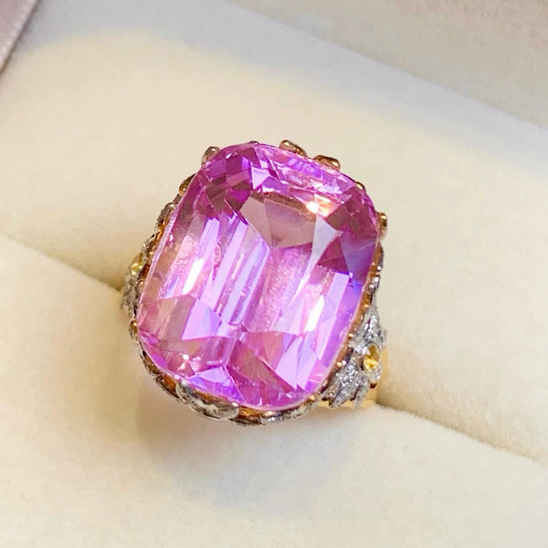 14k Gold 20.45 Ct Natural Kunzite & Diamond Ring: Ref:231043052 // gold content:14k gold // ring size:7. 25us // // main gemstone:kunzite // shape:cushion // carat weight:20. 45ct // color:purple // treatment:natural // // adjacent gemstone 2 :