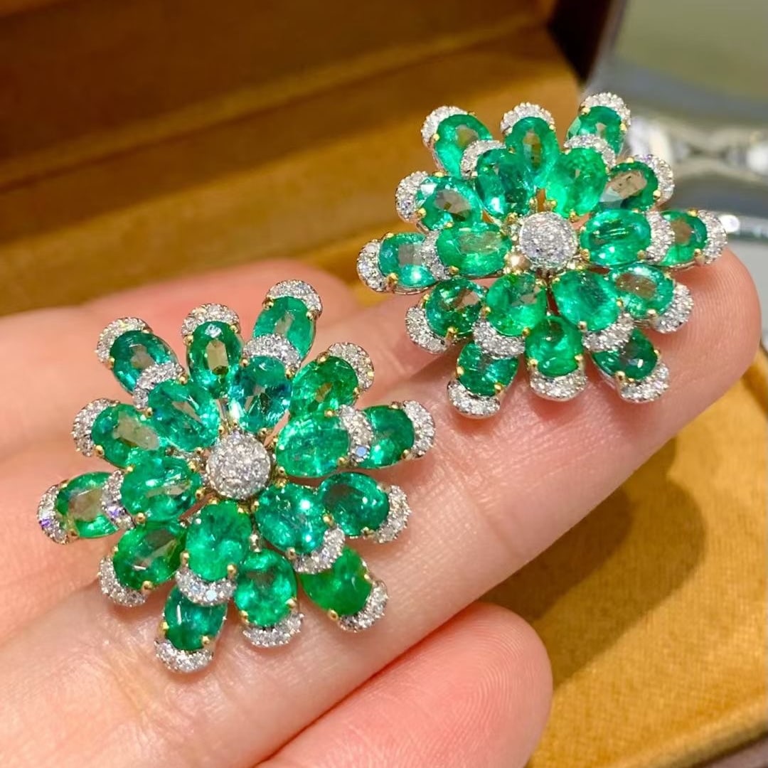 14k Gold 8 Ct Natural Emerald & Diamond Earrings - 4