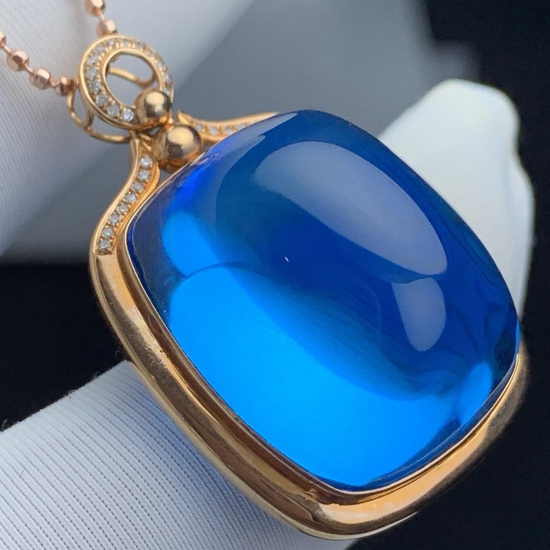 14k Gold 50 Ct Natural Topaz & Diamond Pendant( Without Chain ): Ref:231043144 // gold content:14k gold // main gemstone:topaz // shape:cushion // carat weight:50ct // color:blue // treatment:natural // // adjacent gemstone 2 : diamond // shape:round // clarity
