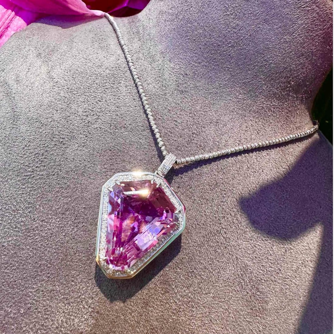 14k Gold 18.6 Ct Natural Kunzite & Diamond Pendant( Without Chain ): Ref:231043191 // gold content:14k gold // main gemstone:kunzite // shape:other // carat weight:18. 6ct // color:purple // treatment:natural // // adjacent gemstone 2 : diamond // shape:round //