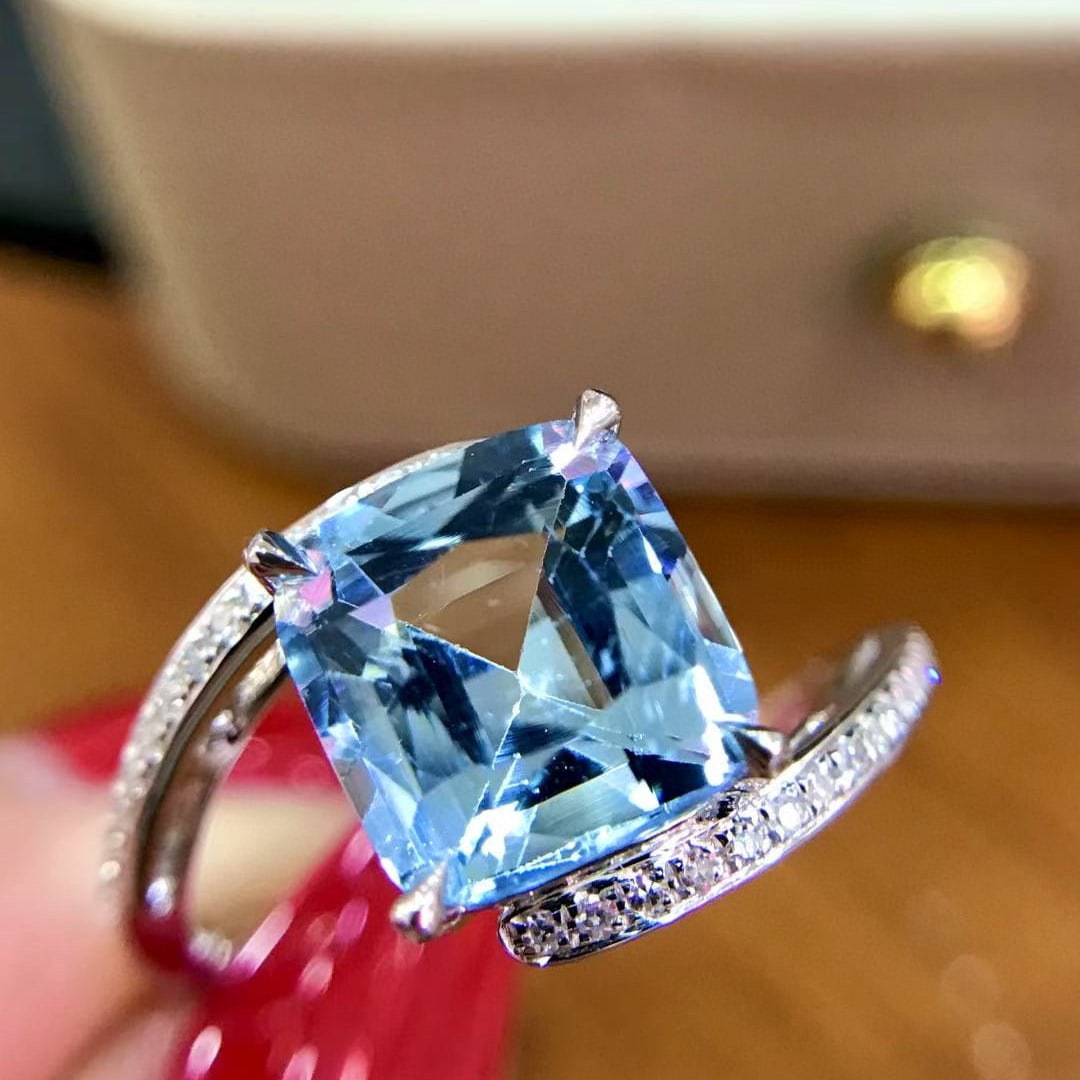 14k Gold 2.6 Ct Natural Aquamarine & Diamond Ring: Ref:231043209 // gold content:14k gold // ring size:7. 25us // // main gemstone:aquamarine // shape:cushion // carat weight:2. 6ct // color:blue // treatment:natural // // adjacent gemstone 2 : diamon